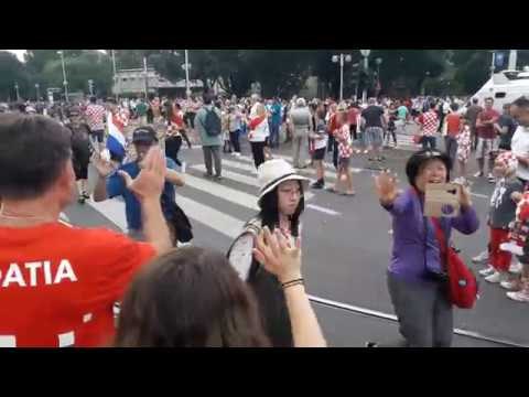 I azijski turisti su na svoj način proslavili dolazak Vatrenih te u Savskoj napravili svoj mali show