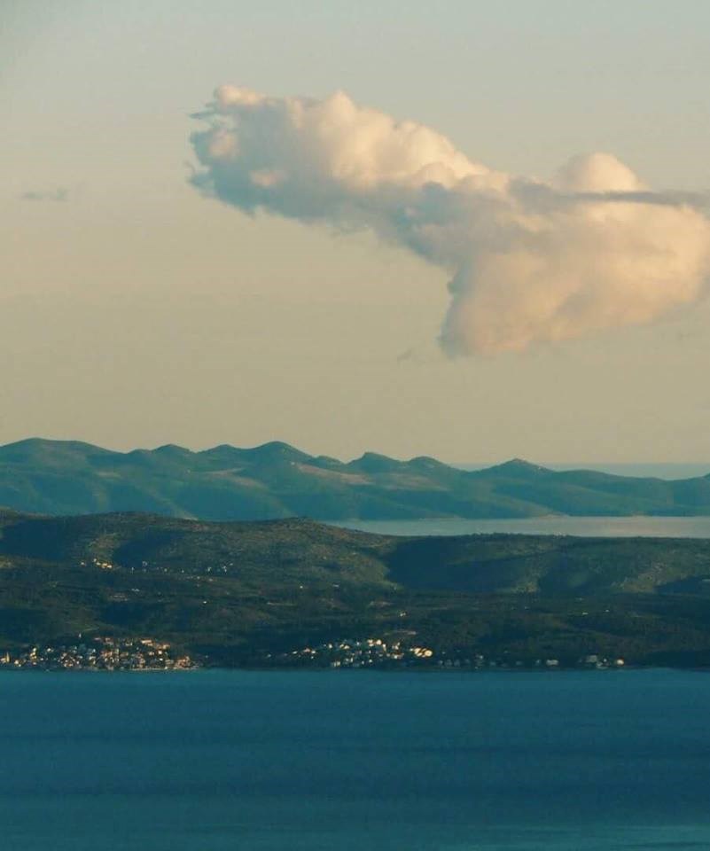 Jučer je bio lijep i sunčan dan, no Dalmatinci su na nebu primijetili nešto čudno