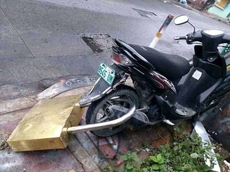 Prolaznik slikao prečudan prizor: Pogledajte kako je netko zaključao skuter