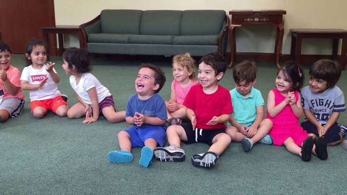VIDEO Učiteljica je razredu počela svirati gitaru, a onda joj je dječačić u plavoj majici uljepšao dan