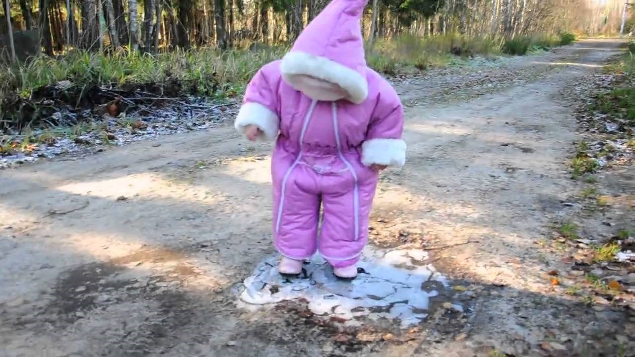 VIDEO Preslatka mala Ruskinja prvi put je hodala po ledu i nasmijala svijet svojim nespretnim pokušajem igranja