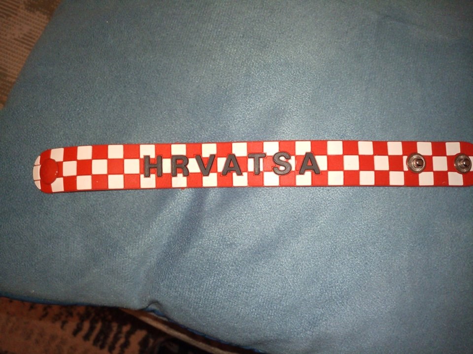 Navijač hrvatske reprezentacije kupio je navijačku narukvicu, tek je kasnije shvatio što na njoj zapravo piše