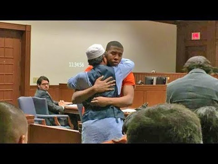 VIDEO Otac ubijenog mladića u sudnici oprostio ubojici, zagrlio ga i rasplakao sutkinju