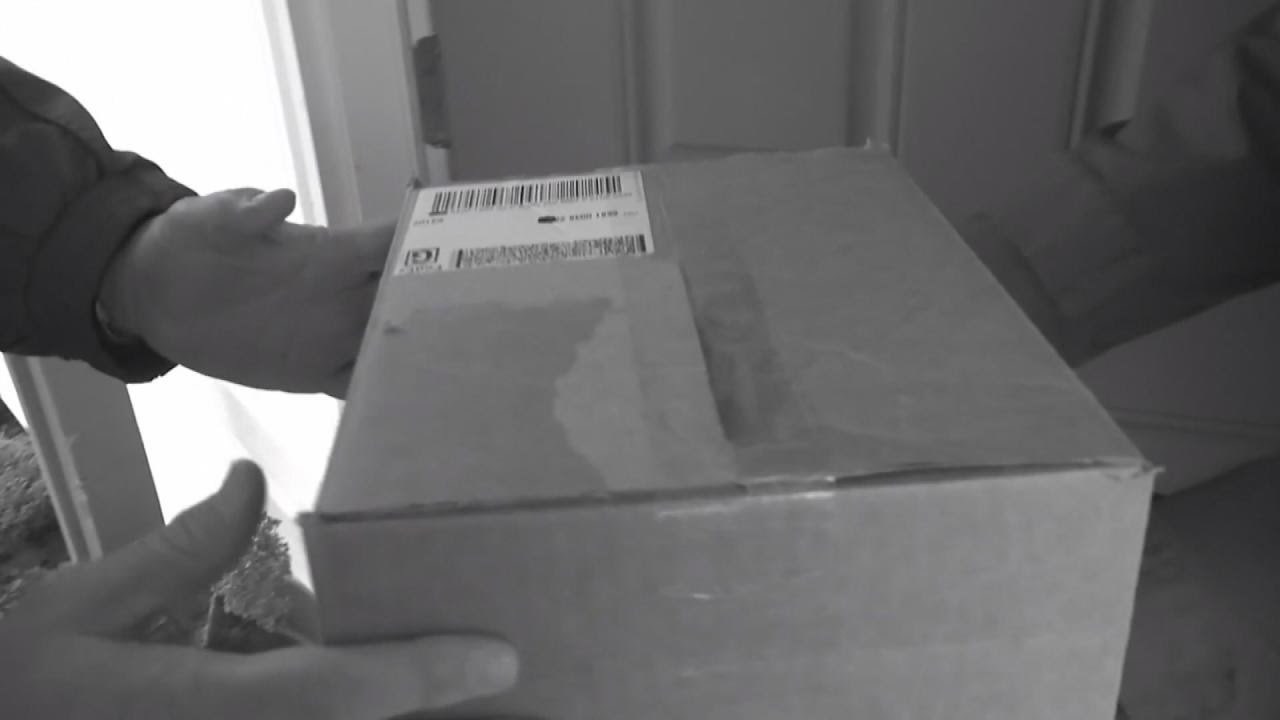 Dostavljač je primijetio da se žena čudno ponaša. Kad mu je dala kutiju, odmah je zvao policiju