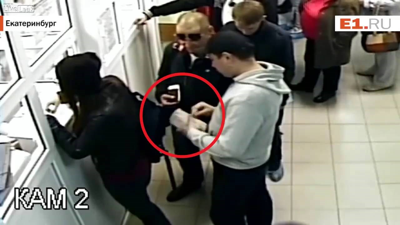 VIDEO Djevojka se preko reda progurala do šaltera, dva muškarca odmah su smislila opaku osvetu