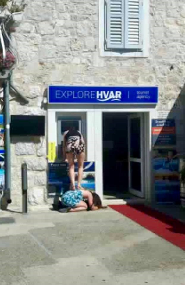 Čovjek je na Hvaru htio podići novac s bankomata, a onda ga je dočekao čudan prizor s turistkinjama