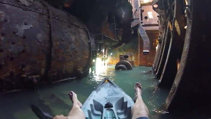 VIDEO Kajakom je došao do stare olupine broda pa snimio njegovu jezivu unutrašnjost
