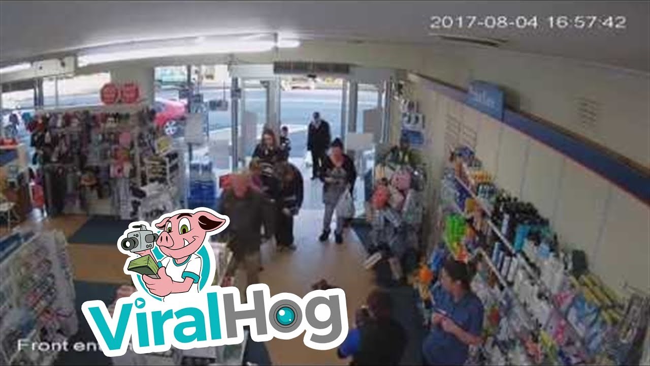 NEOČEKIVANI GOST Svi su stali i čudno gledali kad su vidjeli tko se ušetao u ovaj dućan