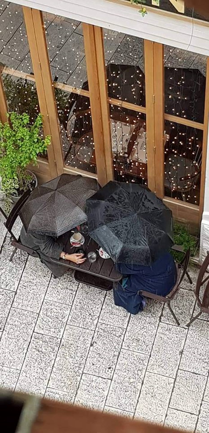 U kafiću nisu smjeli pušiti, a vani padala kiša: Pogledajte kako su ove žene popile kavu u Splitu