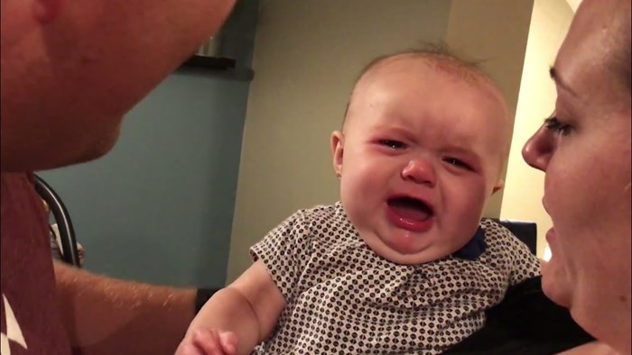 Bebica je ljubomorna svaki put kad se mama i tata poljube, svojom reakcijom nasmijava roditelje