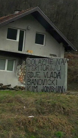 Bosanac ispred kuće postavio natpis i upozorio sve koji dolaze na njegov posjed