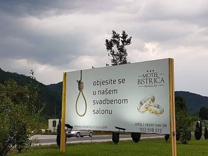 Motel iz BiH začudio je i nasmijao vozače svojim natpisom, pogledajte što je pisala na plakatu