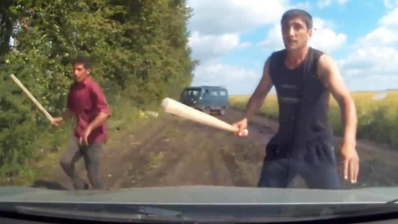 OPASNA SITUACIJA Usred ničega, dočekali su ih muškarci s drvenim palicama i tjerali ih da izađu iz auta