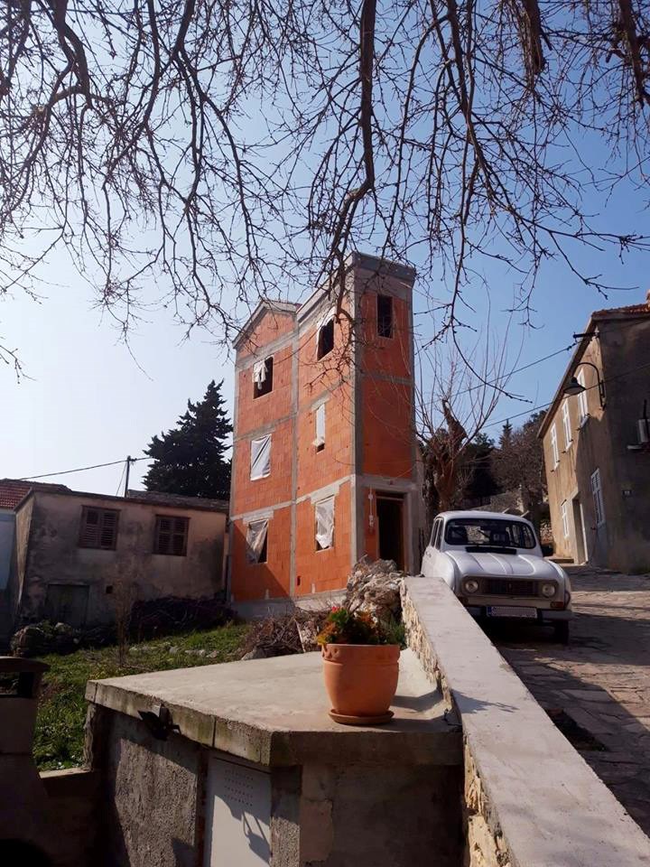 Ono kad se hvališ da imaš katnicu: Dalmatinac shvatio da se bliži sezona pa napravio "kućerinu"