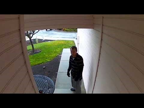 Čudak se došetao do tuđe kuće, kamera snimila neshvatljivu glupost koju je učinio pred vratima