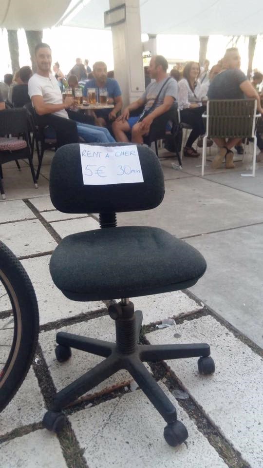 Na splitskoj rivi se po lijepo vremenu traži mjesto za sjedenje, pogledajte što je nekome palo na pamet