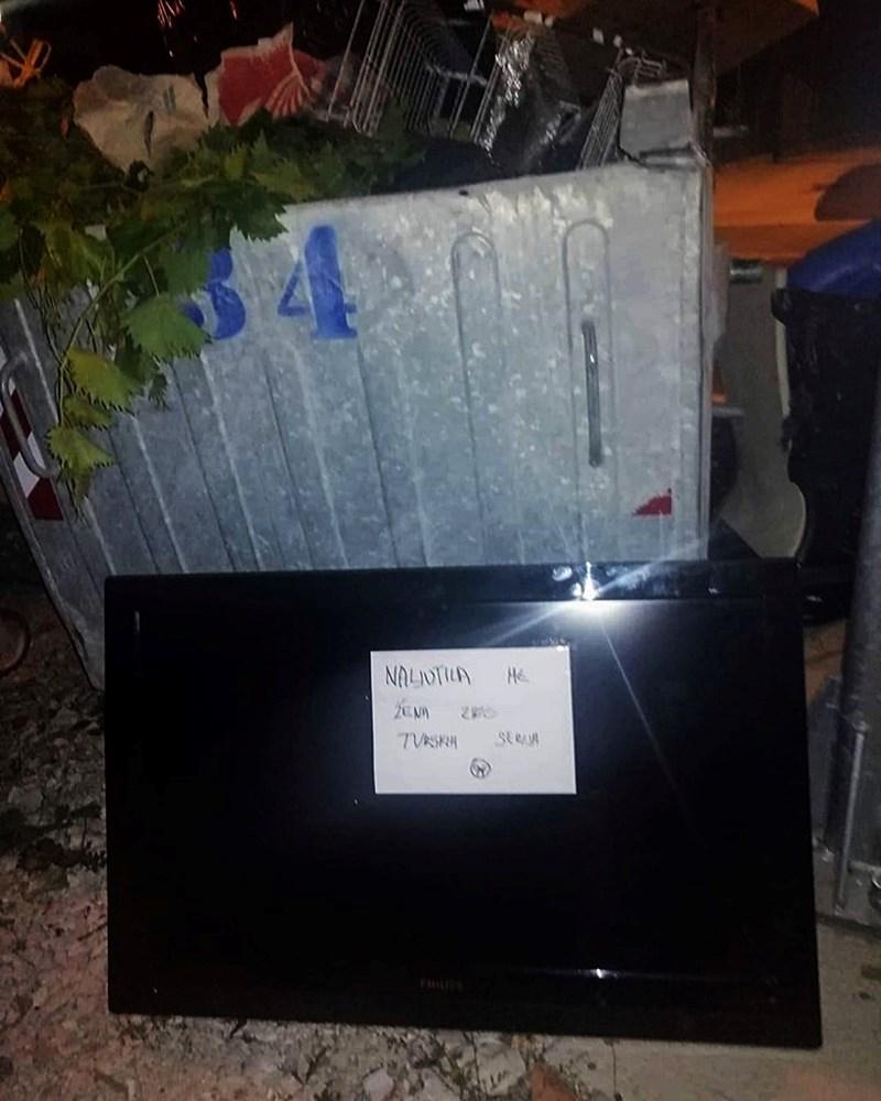 Trogiranin je našao televizor kraj kontejnera, nasmijat će vas poruka koja je bila zalijepljena na ekranu