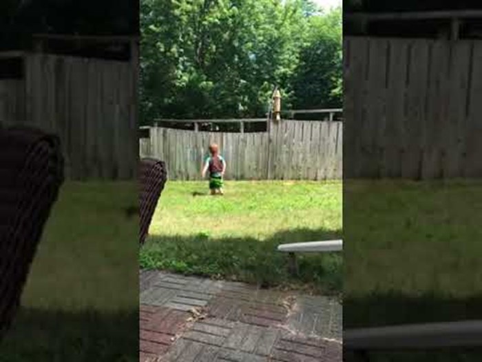 VIDEO Dječačić je bacio loptu preko ograde, mama je snimila njegovu igru kad je vidjela što se zapravo događa