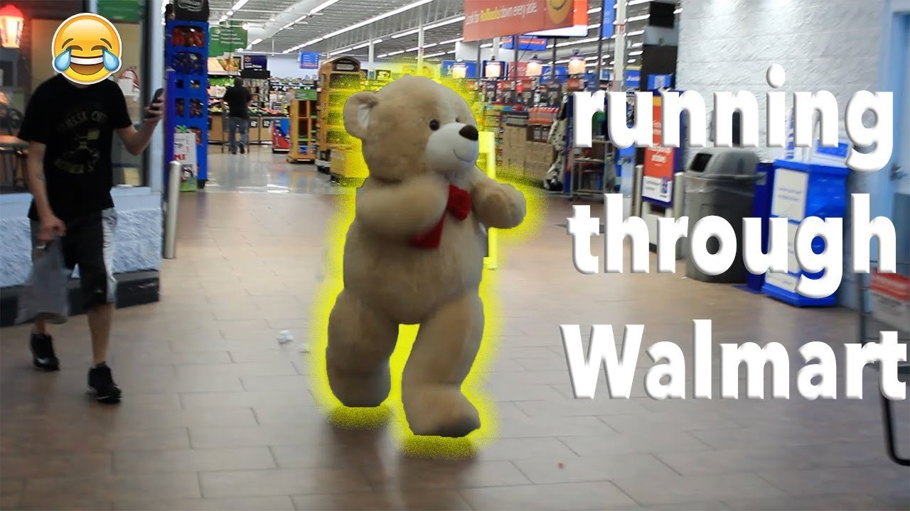 VIDEO Djevojčica uskočila u plišanog medvjeda i uljepšala dan radnicima i posjetiteljima supermarketa