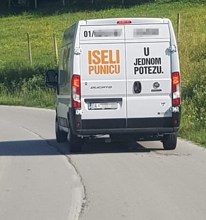 Rent-a-car tvrtka ima vozilo sa smiješnim natpisom koji će se svidjeti mnogim muškarcima