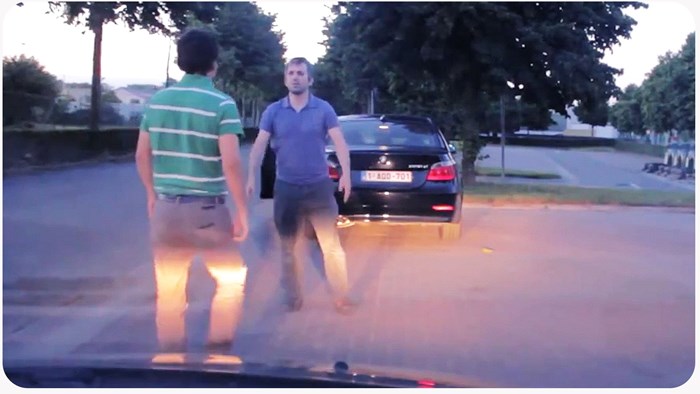 VIDEO Vozači se posvađali na cesti, jedan od njih iz prtljažnika izvadio "pomagalo" koje ih je smirilo