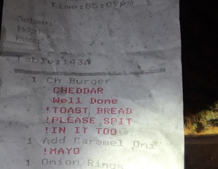 Čovjek s obitelji otišao pojesti burger, život mu se zgadio kad je vidio što piše na računu
