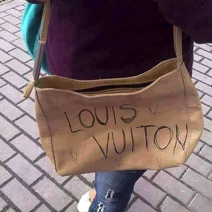 Nije imala novca za pravu Louis Vuitton torbu pa je našla način za nasmije frendice
