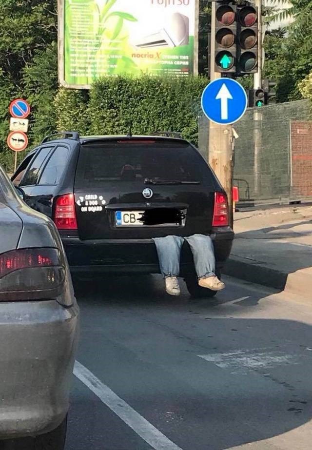 Ovaj vozač je sasvim sigurno bio glavna atrakcija na cesti, svi su mu gledali stražnju stranu auta