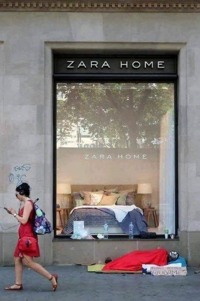 Fotografija slikana ispred izloga trgovine pokazuje tužnu istinu o današnjem svijetu