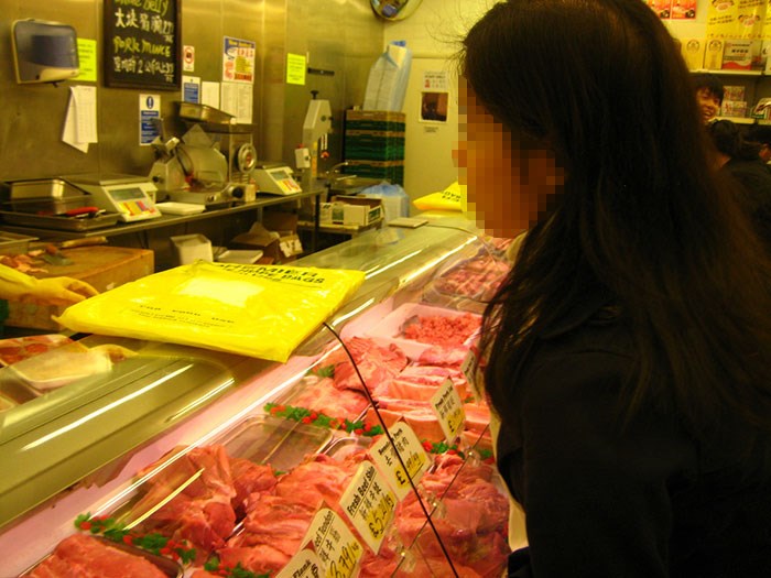 Kineskinja vrijeđala radnicu na blagajni, zacrvenjela se kad je shvatila da je ova razumjela svaku njenu riječ