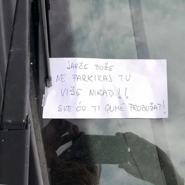 Krivo parkirani auto je nekoga jako naljutio, evo što je poručio vlasniku vozila