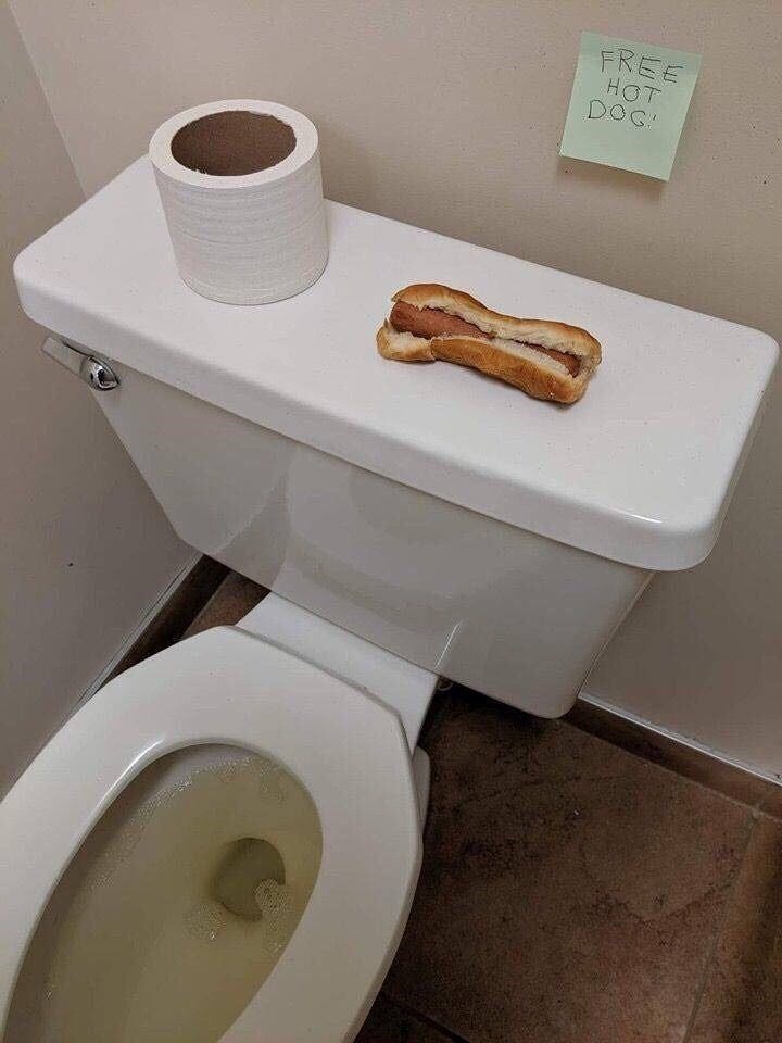 Muškarce je na javnom WC-u dočekala ponuda koju nikako nisu mogli prihvatiti