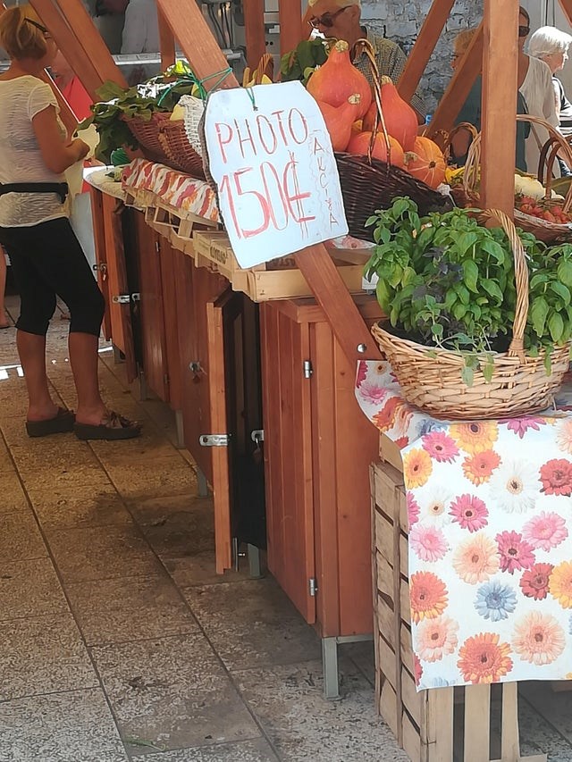 Sjećate li se još prodavača povrća koji naplaćuju slikanje štanda? Imaju novu cijenu koja će vas zbuniti