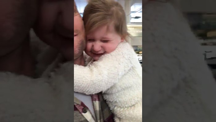 VIDEO Klinkica je pukla od sreće kad je ugledala tatu, njena reakcija uljepšava dan
