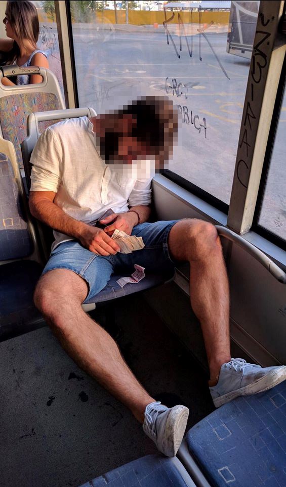 Mladić je u splitskom gradskom busu zaspao u najgorem mogućem trenutku i postao hit na Facebooku