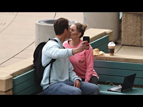 Jesu li djevojke spremne odglumiti da su nečija partnerica? Ovaj lik je odlučio saznati odgovor na pitanje