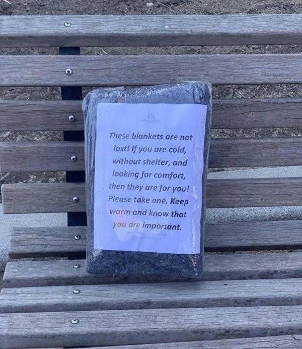 Nepoznata osoba je na klupi ostavila poruku koja je izazvala oduševljenje kod prolaznika