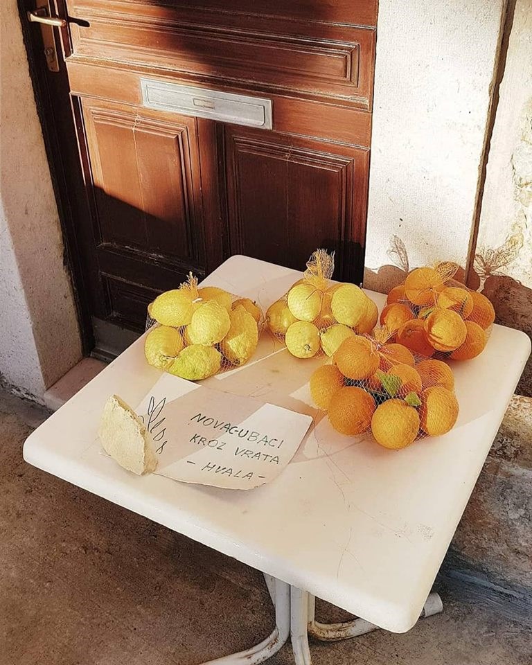 Netko je u Dalmaciji uveo novu vrstu beskontaktnog plaćanja, pogledajte kako prodaju voće