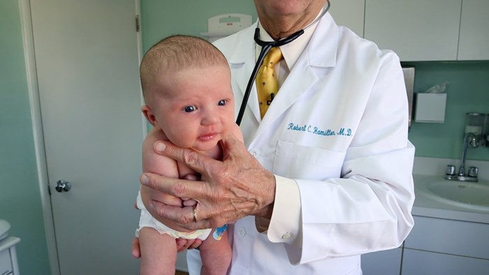 VIDEO Ovaj doktor je otkrio trik pomoću kojeg smiruje uplakane bebe u samo nekoliko sekundi