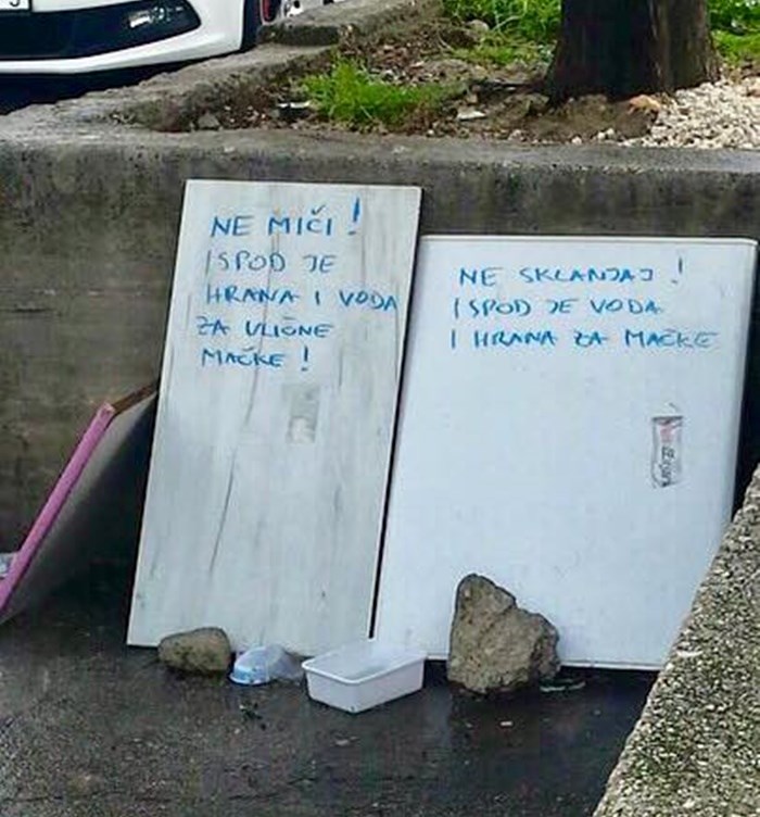 Ljudi su mislili da je netko ostavio otpad ispred zgrade, no onda su vidjeli natpis
