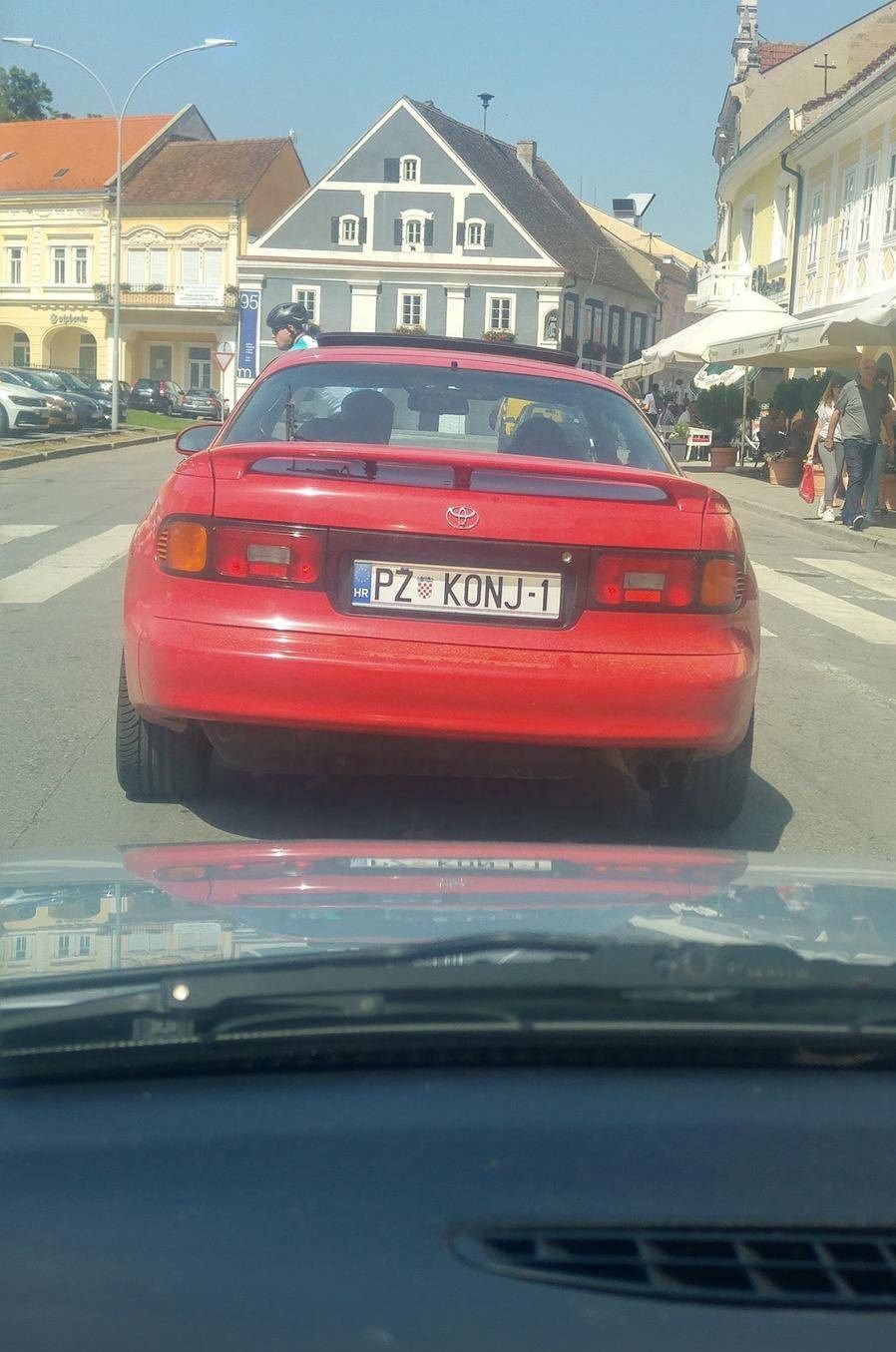 "Kakav je ovo konj na cesti?" Čudan prizor iz Požege nasmijao je prolaznike, odmah ćete vidjeti zašto