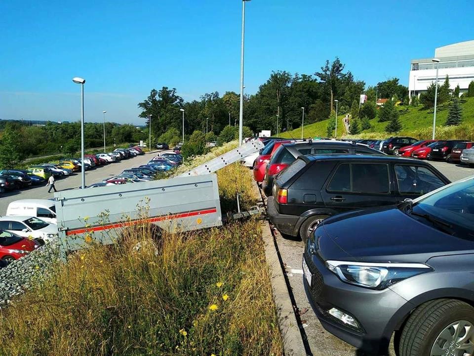 Nije znao gdje bi parkirao Golf s prikolicom pa se snašao na nesvakidašnji način