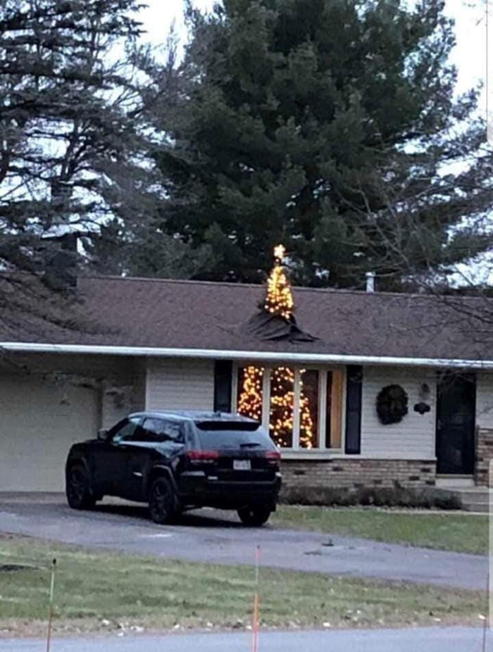 Neki ljudi su spremni puno toga učiniti kako bi imali najveće božićno drvce u susjedstvu