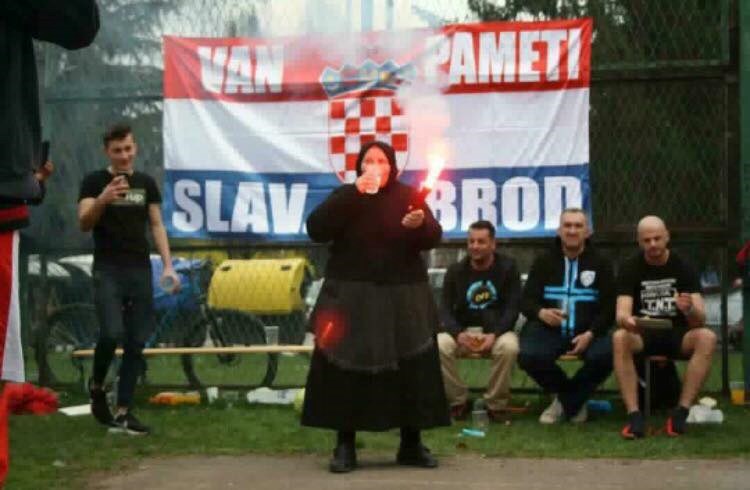 BAKINA BAKLJADA Ova slika je dokaz da Hrvatska ima najposebnije navijače na svijetu