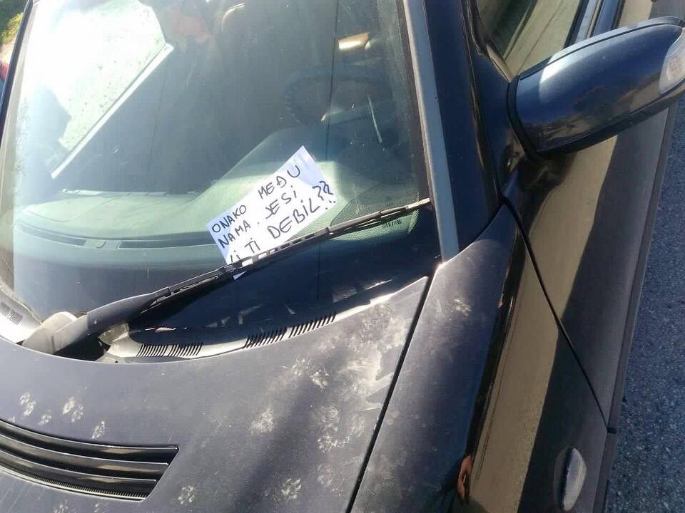 Vozač krivo parkirao, na autu ga dočekao papirić s jednim iskrenim pitanjem