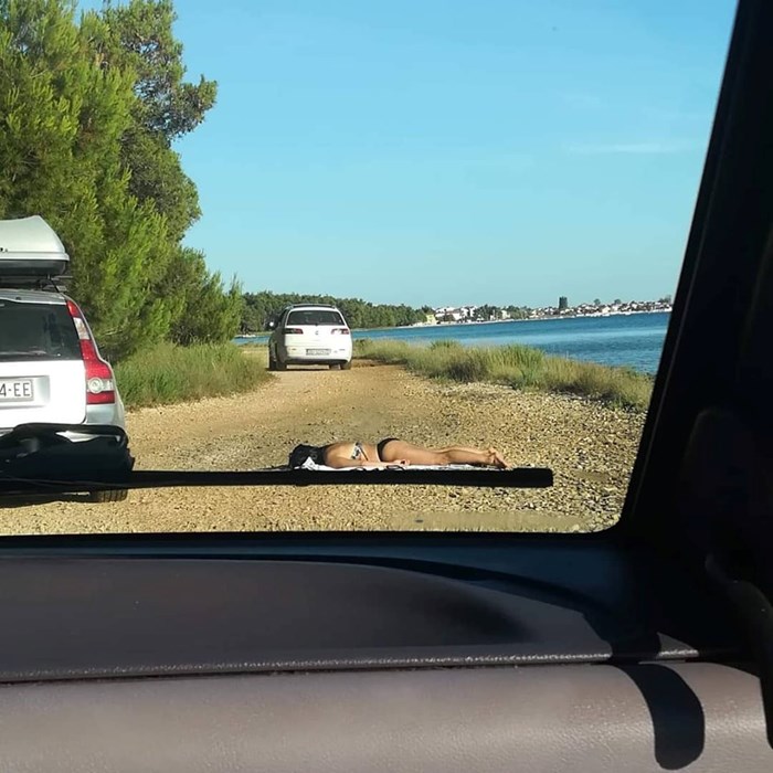 Turisti su se vozili do plaže pa na putu naišli na ženu koja ih je itekako začudila