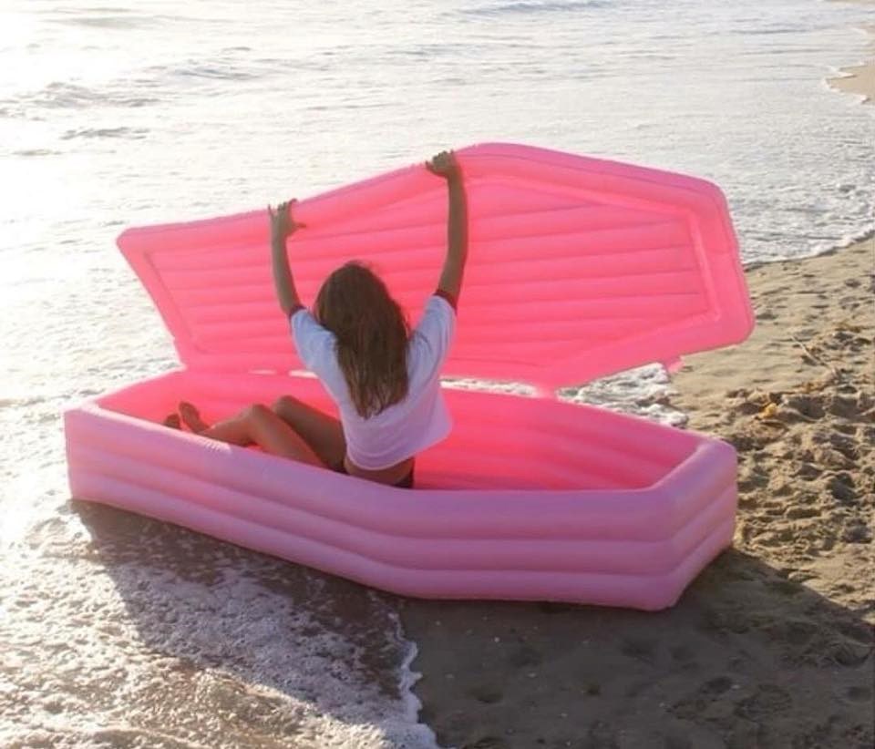 Plamenci na napuhavanje nisu više u modi, na plažama se pojavio jedan puno bizarniji trend