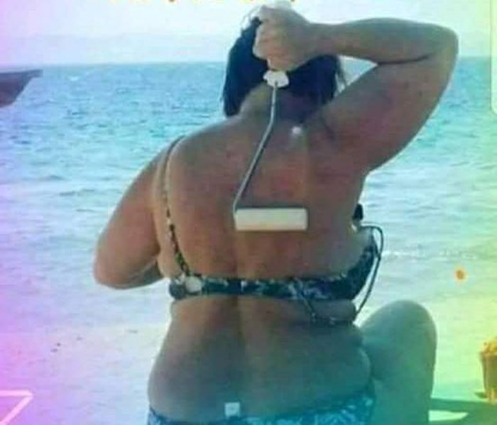 Gospođa je ponijela svoj "alat za sunčanje" na plažu i uopće je nije briga što drugi misle