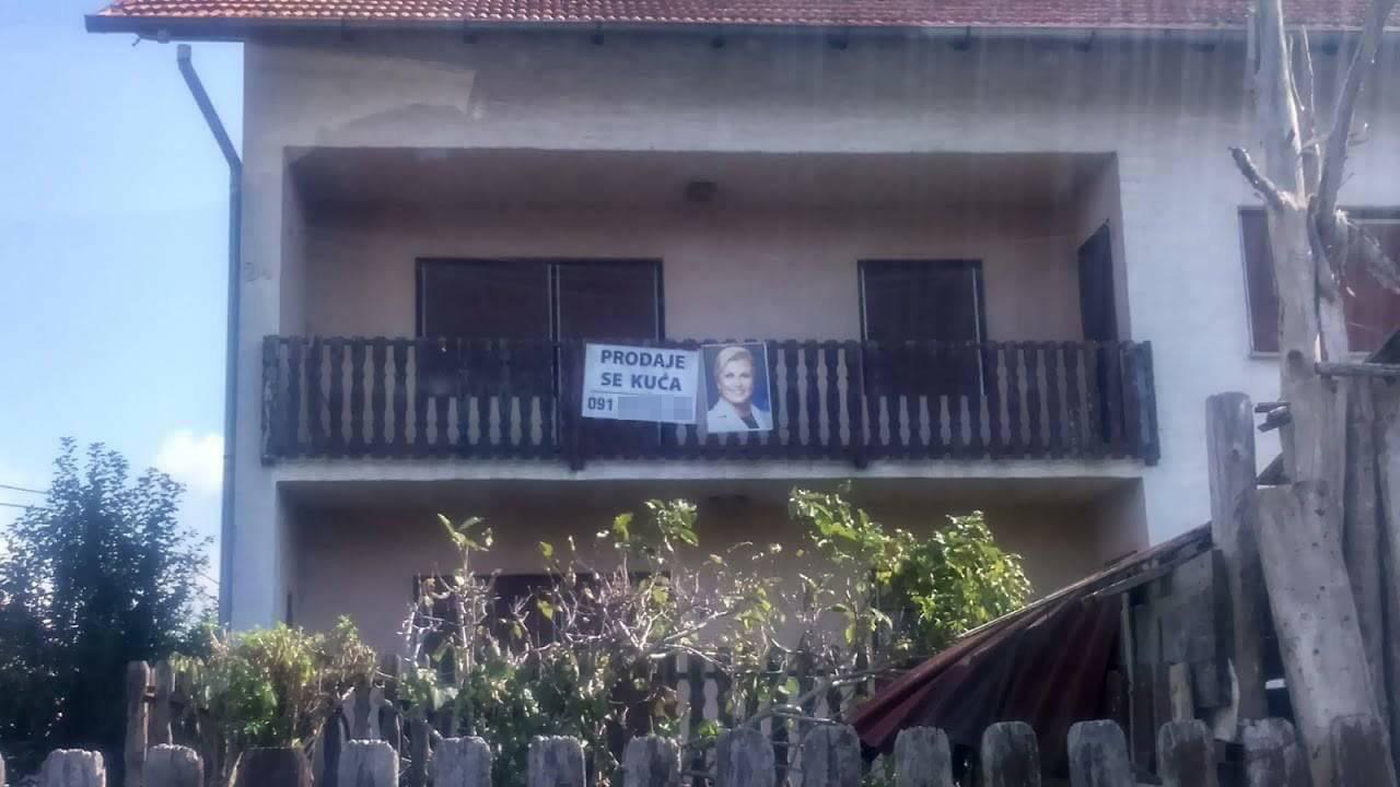 Netko je na kući postavio oglas za prodaju, a kraj oglasa je i nešto što će možda pomoći u prodaji