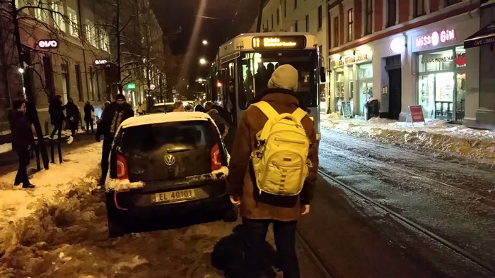 VIDEO Pogledajte što su prolaznici učinili kada tramvaj nije mogao proći zbog krivo parkiranog automobila